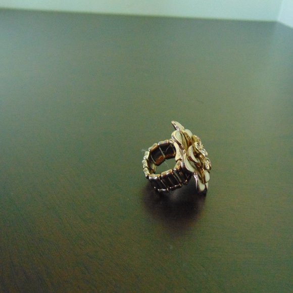 Costume jewelry-flower ring - Picture 2 of 10